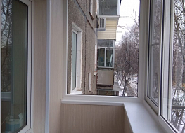 Отделка балкона с выносом остекления за фронтальную часть позволяет значительно увеличить пространство балкона.